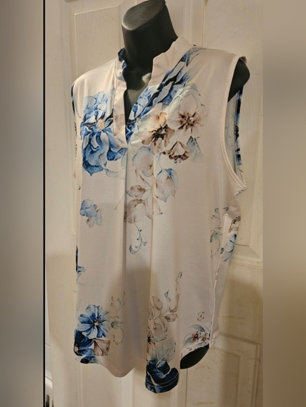 Sleeveless Floral Split-Neck Blouse in Cream and Blue By Loveu.dear - Picture 4 of 7